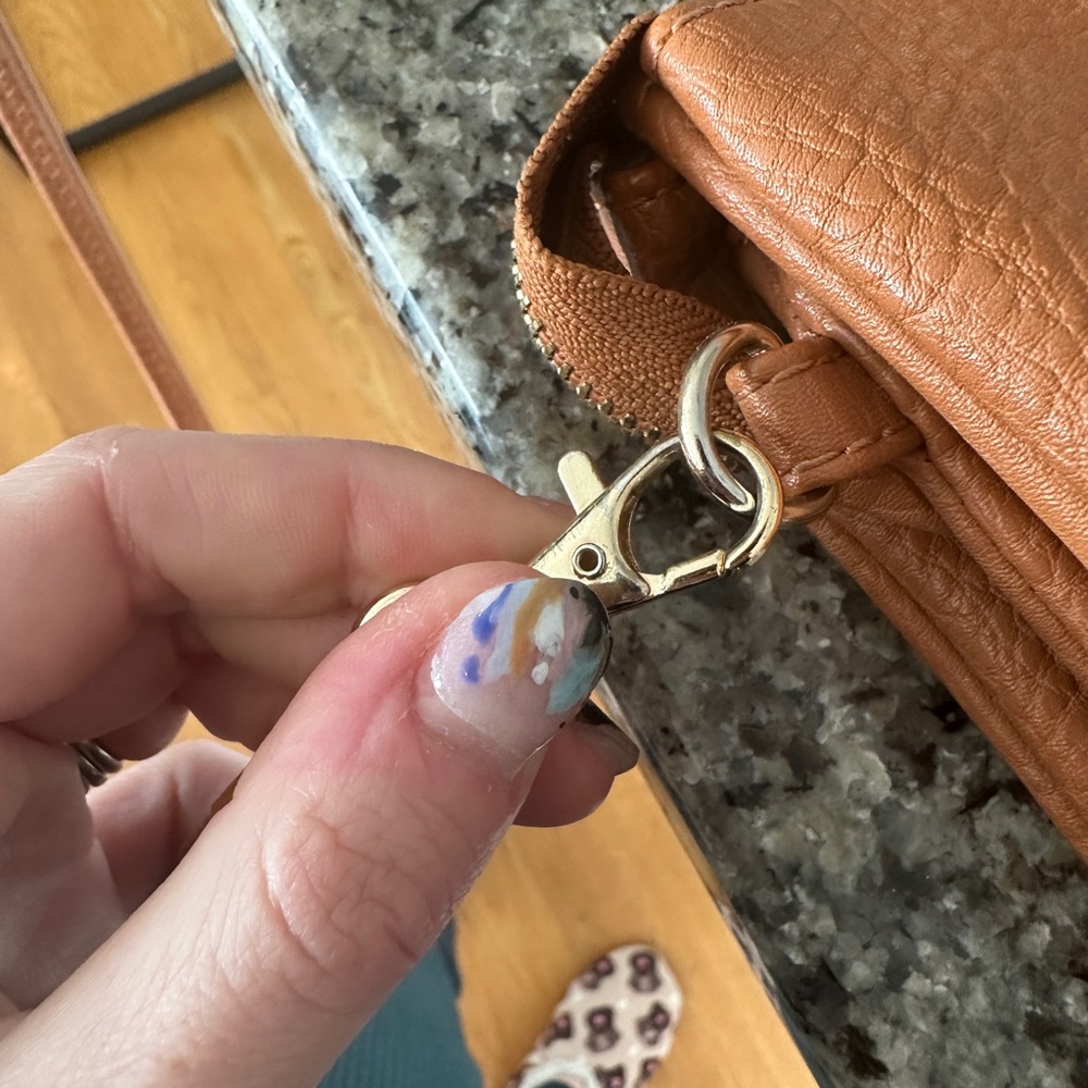 Brown leather cross body purse with multiple pockets!! - Picture 5 of 8